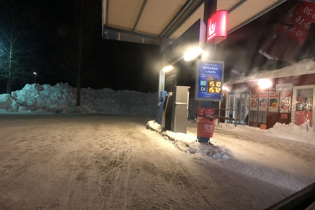 Foto från en bensinmack.