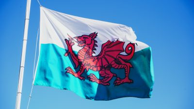 Wales flagga som är vit och grön med en röd drake i mitten.